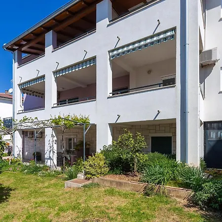 Apartment In Stoja Mit Terrasse